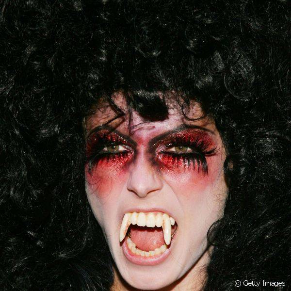 Heidi Klum ? uma especialista em fantasias de Halloween e j? saiu por ai de vampira, com direito a olhos avermelhados e superc?lios